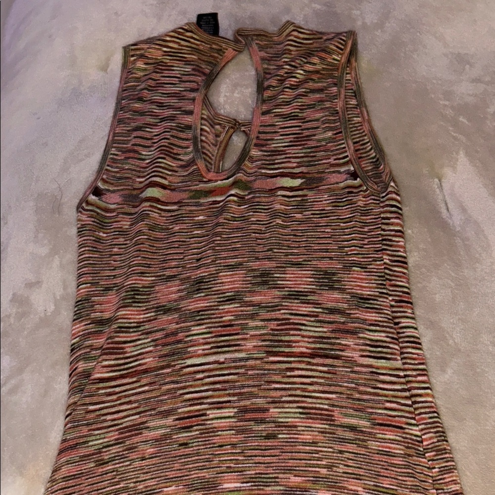 Multicolor Ribbed Knit Tank with Keyhole. - Picture 4 of 4